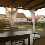 Harom A Kislany Vendeghaz *