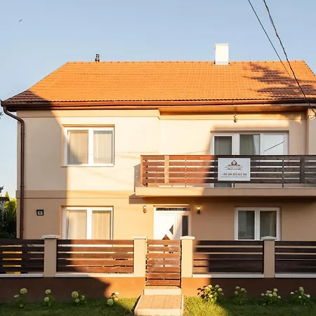 Harom A Kislany Vendeghaz