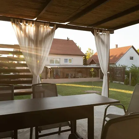 Harom A Kislany Vendeghaz *