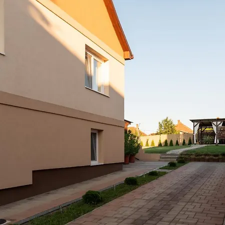 Apartment Harom A Kislany Vendeghaz