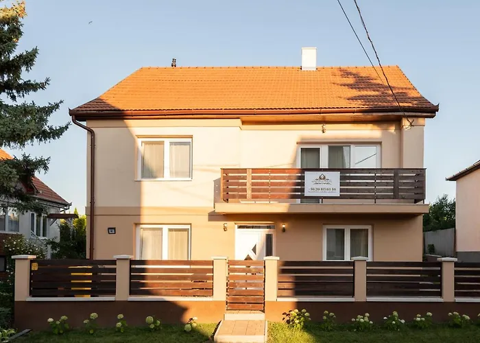 Harom A Kislany Vendeghaz