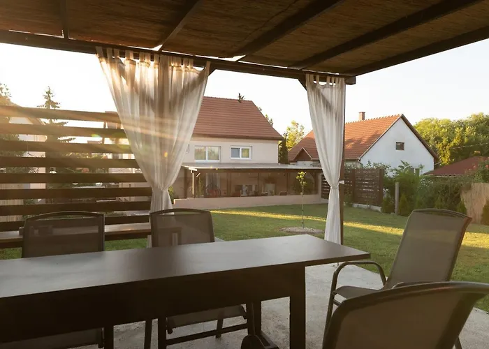 Harom A Kislany Vendeghaz *