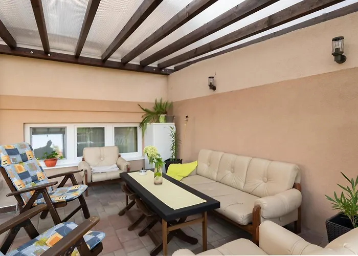 Harom A Kislany Vendeghaz