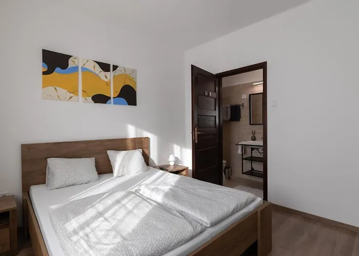 Harom A Kislany Vendeghaz