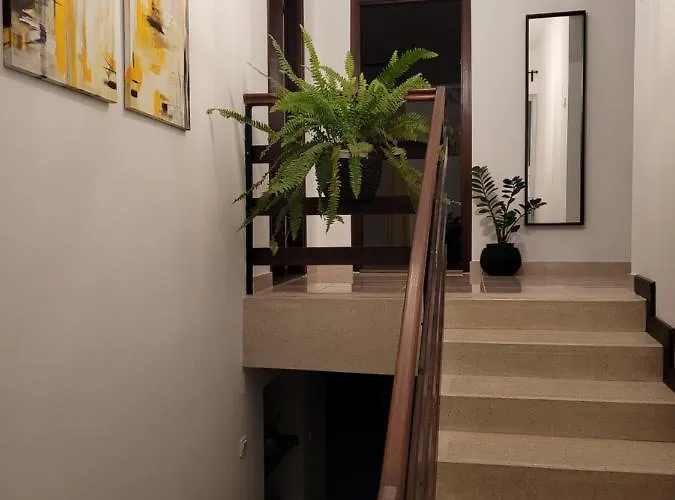 Harom A Kislany Vendeghaz